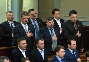 Коммунисты и часть регионалов отказались встать во время исполнения оппозицией гимна Украины
