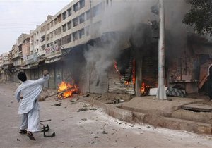 Пакистанцы устроили погромы в Карачи после теракта, унесшего более 40 жизней