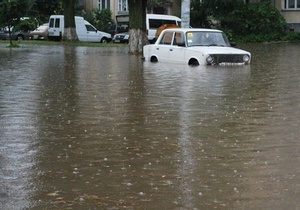 В Луцке из-за проливного дождя затопило ряд улиц