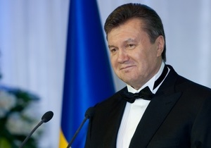 Президент и премьер поздравили украинок с 8-м марта