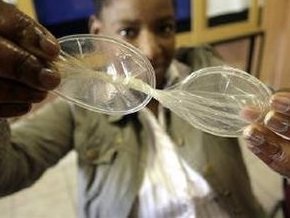 Израильские ученые признали презервативы опасными для здоровья