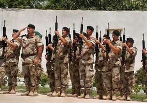 DW: Молодые испанцы предпочитают безработице службу в армии