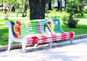 В одном из киевских парков появились расписные скамейки