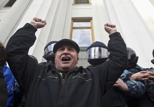 Митингующие чернобыльцы пытаются прорваться в здание Рады