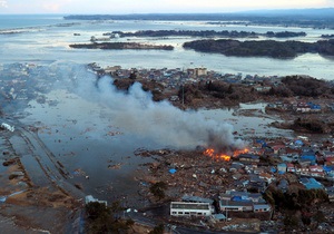 В Японии прорвало дамбу: потоки воды смывают дома