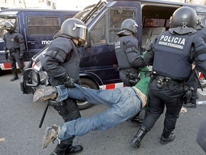 В Барселоне бастующие студенты подрались с полицией: около 30 человек ранены