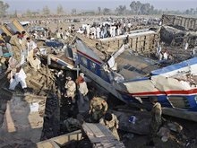 В Пакистане переполненный поезд сошел с рельсов: десятки погибших