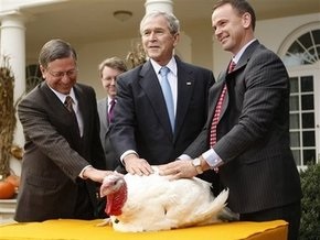 День благодарения: Буш помиловал сразу две индейки