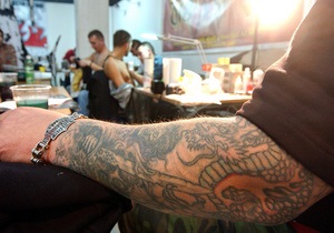 В Германии защитили полицейских с татуировками