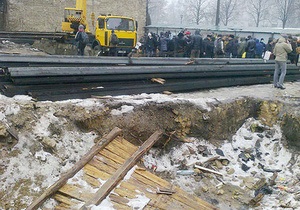 Новости Киева - В Киеве протестующие повалил забор вокруг стройки в Десятинном переулке