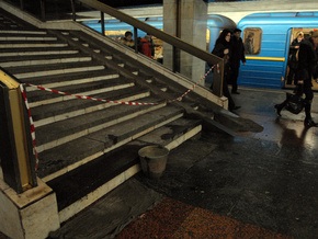 Станция метро Позняки  протекает 