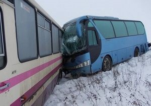 В Донецкой области водитель автобуса, расчищавший стекла от снега, погиб под колесами другого автобуса - ДТП - снег