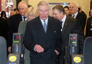 Принц Чарльз проехался в метро и посетил платформу Гарри Поттера