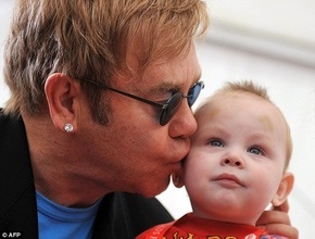 Широко разрекламированные планы Элтона Джона усыновить ВИЧ-позитивного мальчика из Макеевки могут негативно сказаться на других украинских детях 