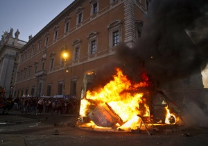 В Риме участники акции Займи Wall Street подожгли Минобороны
