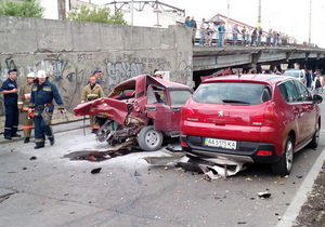 В Киеве пьяный водитель Infiniti спровоцировал масштабное ДТП, повредив четыре авто
