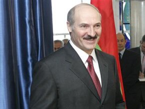 Лукашенко передал в Украину гуманитарную помощь