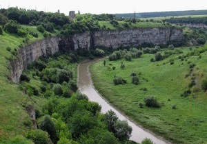В Каменце-Подольском мужчина пытался прыгнуть со скалы из-за несчастной любви