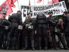 Сторонники УНА-УНСО возле гостиницы Киев протестовали против визита патриарха Кирилла