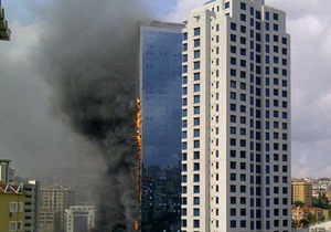 В центре Стамбула горит один из небоскребов, проводится эвакуации