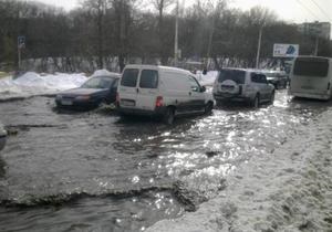 В Голосеевском районе Киева затопило часть улицы