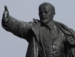 В Новоград-Волынском снесли последний памятник Ленину