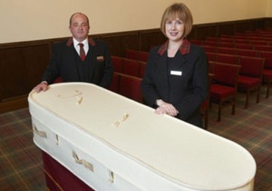 Новости Великобритании: Похоронное бюро предлагает клиентам шерстяные гробы