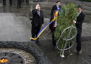 Московский блогер опубликовал воображаемое интервью с венком, упавшим на Януковича