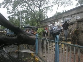 Число жертв урагана в Индии и Бангладеш превысило 200 человек