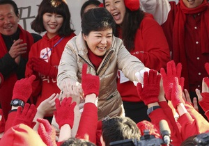 Корреспондент: Мисс Тэтчер из Сеула. Первая женщина - президент Южной Кореи