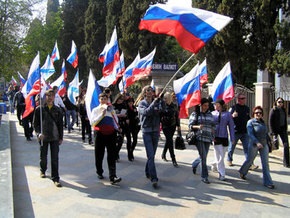 Митингующие в Симферополе потребовали сделать 19 апреля Днем России в Крыму