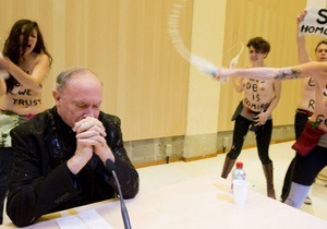 Активистки FEMEN облили святой водой главу Католической церкви Бельгии