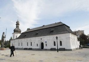 На территории Михайловского монастыря в Киеве разрушается трапезный храм