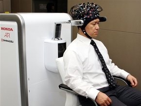 Японцы представили аппарат для управления роботом силой мысли