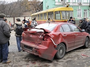 В Киеве на Подоле сошел с рельсов трамвай