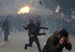 В Афинах произошли столкновения демонстрантов с полицией