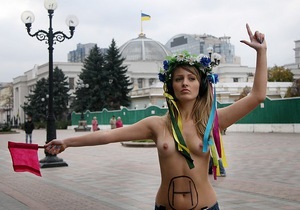 Федорыч, взлетай: Обнаженная активистка FEMEN напомнила Януковичу об опасности вертолетов