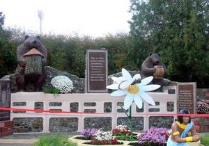 На Донбассе открыли памятник пчеле