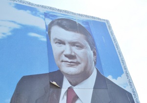 Хмельницкие военные приклеили Ющенко голову Януковича