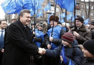 Янукович обещает принять закон о языках и вернуть десятилетку в школы