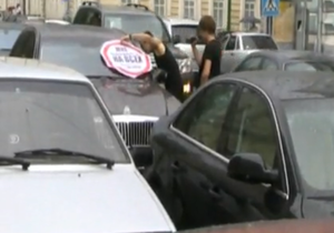Московская милиция задержала 12 человек за расклейку стикеров на машинах