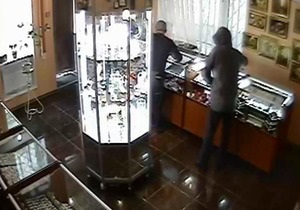 В Сумской области трое злоумышленников с топором ограбили ювелирный салон