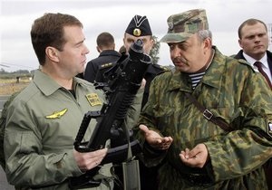 Медведеву предоставили право лично принимать решение об использовании армии за рубежом