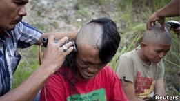В Индонезии обрили головы панкам  с целью перевоспитания