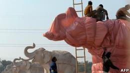 В Индии к выборам спешно накрывают статуи слонов