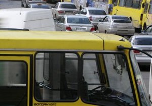 В Киеве водитель маршрутки стал причиной столкновения шести автомобилей. Есть пострадавшие
