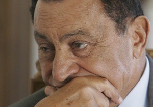 Процесс над Мубараком: 83-летний президент предстал перед судом лежа на носилках