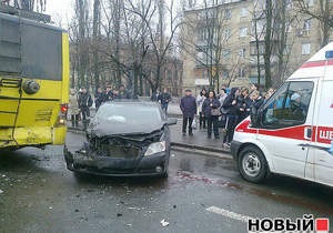 В Киеве водитель, чтобы не сбить пешеходов, врезался в троллейбус