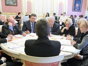 НГ: Политики превратили граждан Украины и России в азартных болельщиков