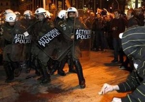 Шествие профсоюзов в Афинах переросли в беспорядки. В стране начались отключения электричества